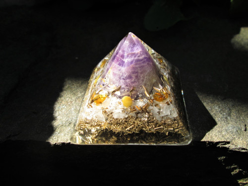 Org. pyramida ,, Sluneční meditace " s ametystem — foto 2