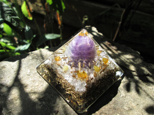 Org. pyramida ,, Sluneční meditace " s ametystem — foto 6