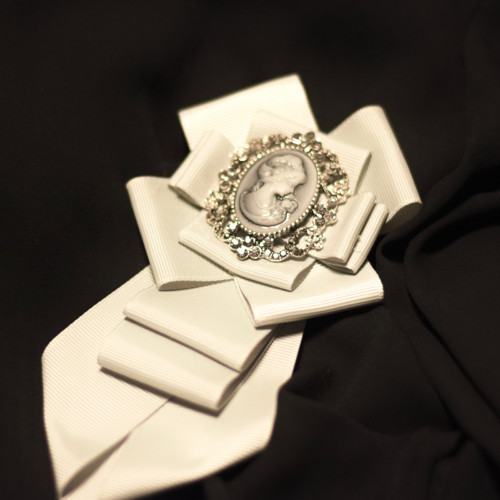 Šedá bow brooch s kamejí — foto 4