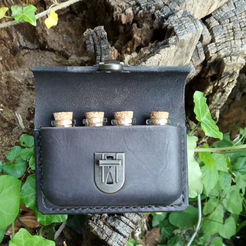 Steampunková kapsa na opasek černá 4 lahvičky — foto 2