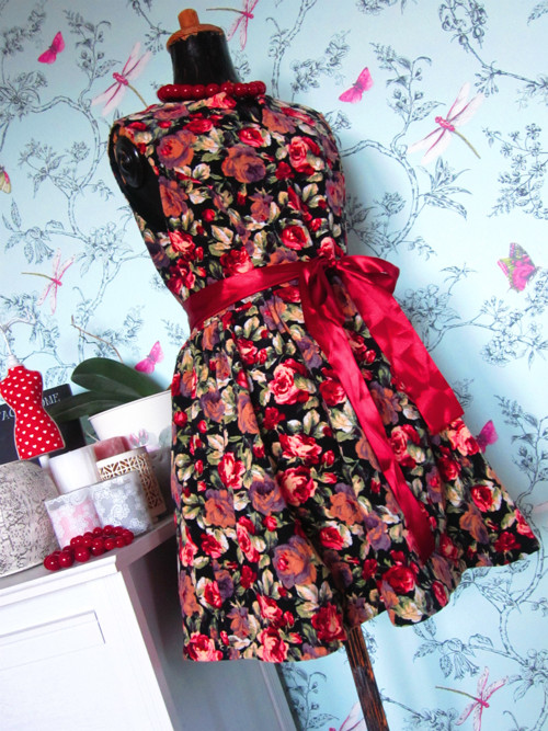 Šaty květy v retro designu — foto 3