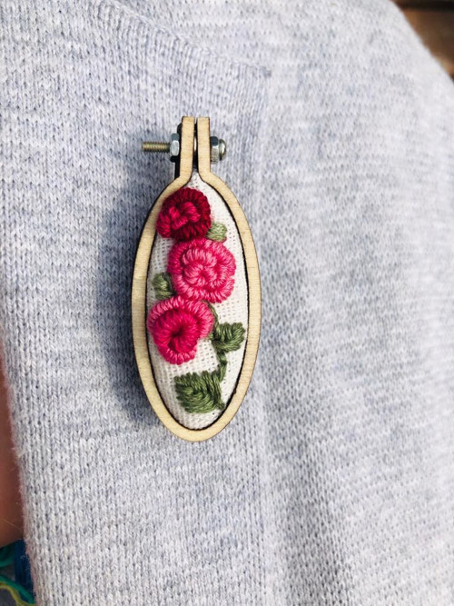 Tři růžičky na broži — foto 4