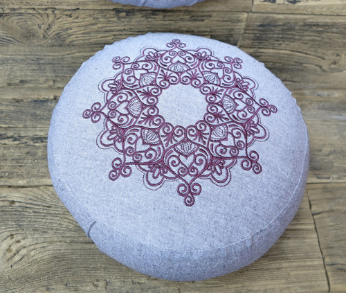 Vyšívaný puff mandala, průměr 30cm, šedá/bordó — foto 2