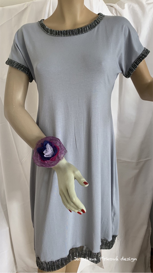 Šaty šedé se stříbrem elegantní — foto 2