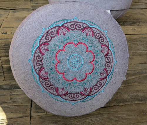Vyšívaný puff mandala, průměr 30cm, barvy — foto 2