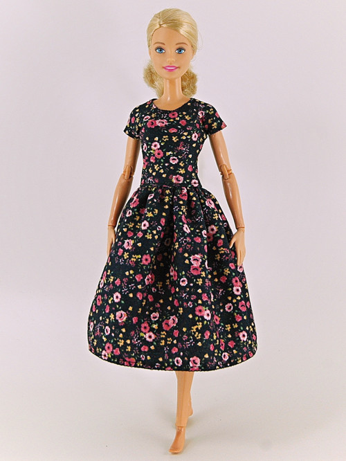 Barbie - Vycházkové šaty — foto 2
