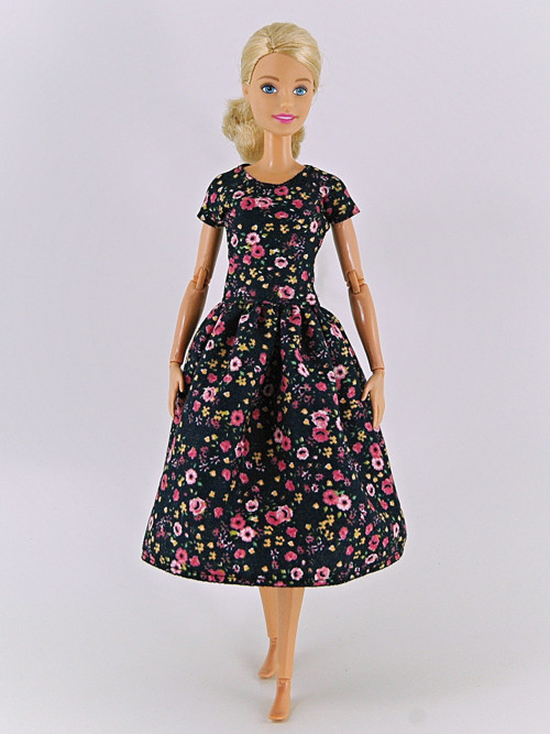 Barbie - Vycházkové šaty — foto 3