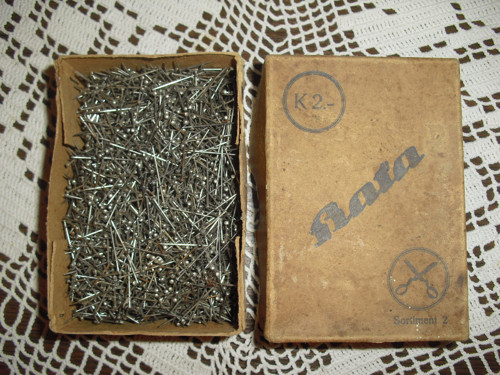 Starožitné ŠPENDLÍKY 2 cm, v krabičce zn. BAŤA — foto 2