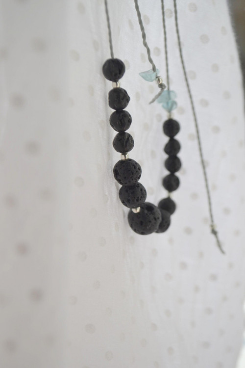 Black . . NÁHRDELNÍK — foto 2