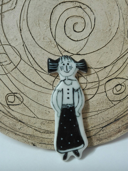 Porcelánová brož Pihatá. — foto 2