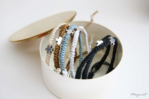 Světle hnědý náramek MACRAMÉ BRACELET s postříbřen — foto 3