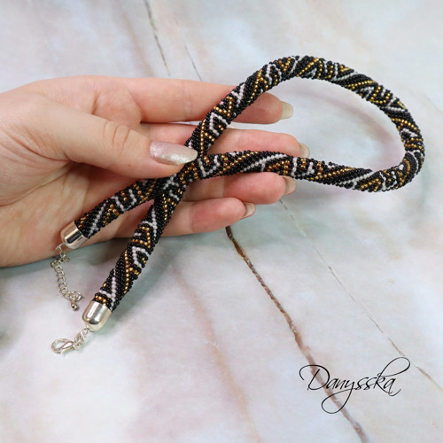 Černozlatý háčkovaný náhrdelník — foto 5