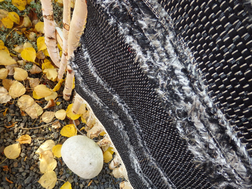 Černý černobílý koberec — foto 2