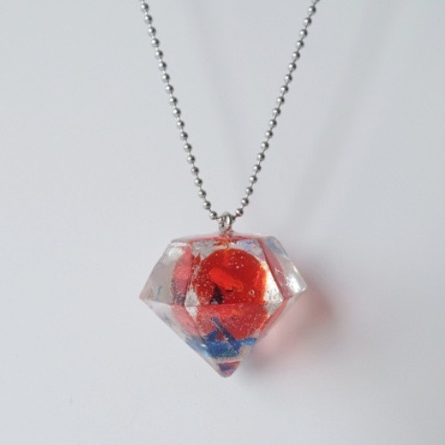 Náhrdelník "Resin" tvar diamant červeno-modrý — foto 3