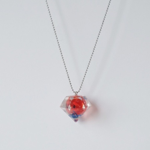 Náhrdelník "Resin" tvar diamant červeno-modrý — foto 2