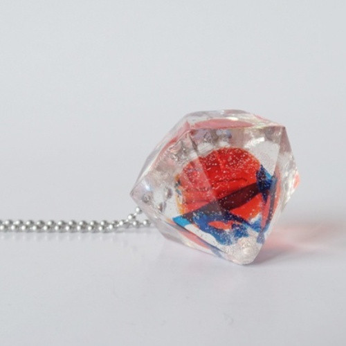 Náhrdelník "Resin" tvar diamant červeno-modrý — foto 5