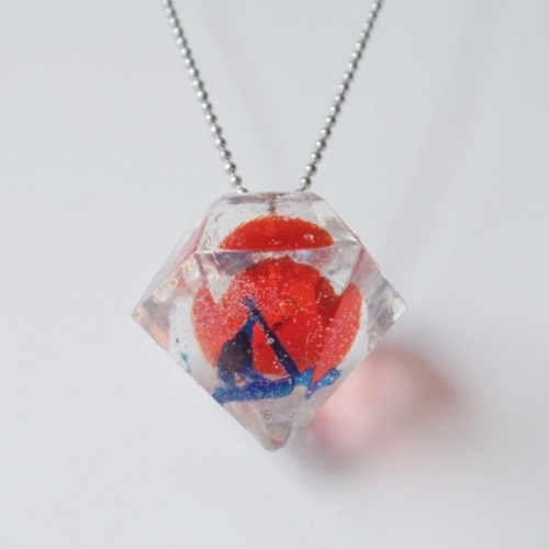 Náhrdelník "Resin" tvar diamant červeno-modrý — foto 4
