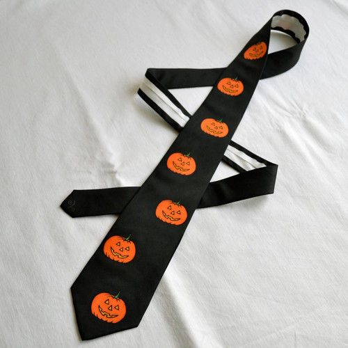 Černá hedvábná kravata s halloweenskými dýněmi — foto 2