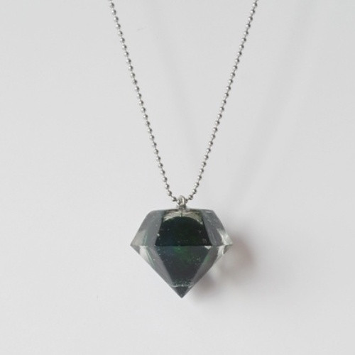 Náhrdelník "Resin" tvar diamant zelený — foto 2