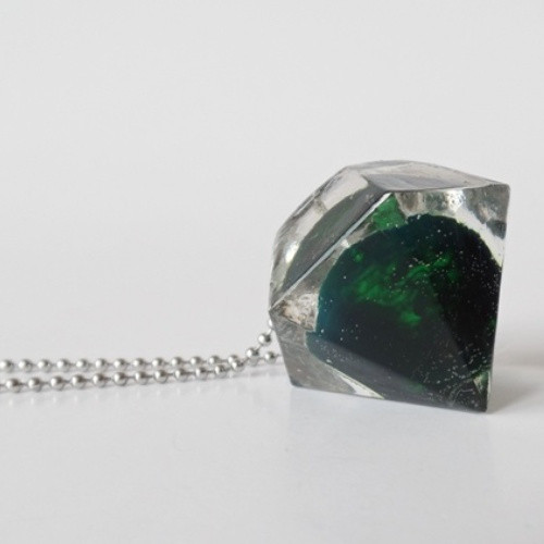 Náhrdelník "Resin" tvar diamant zelený — foto 5