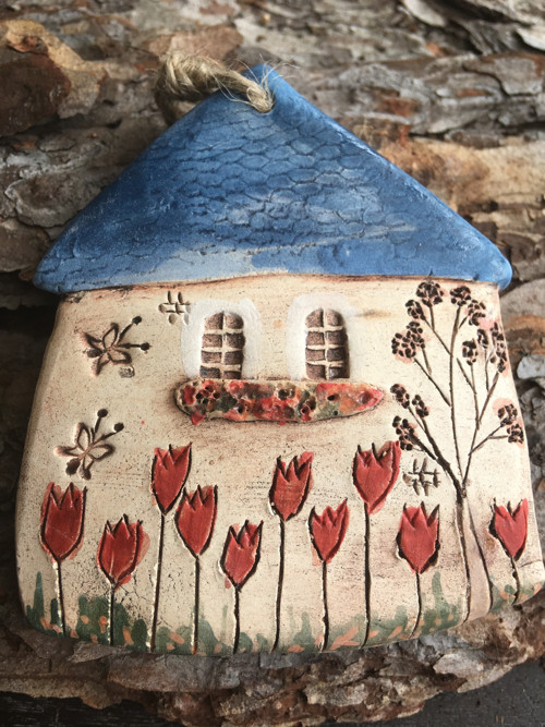 Plochý domek s tulipány — foto 2