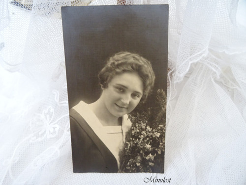 Dívka a květy — foto 2