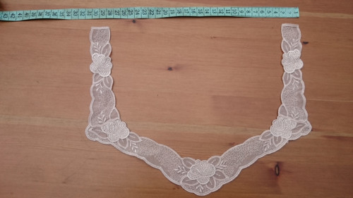 Krajková vsadka - hranatý výstřih — foto 2