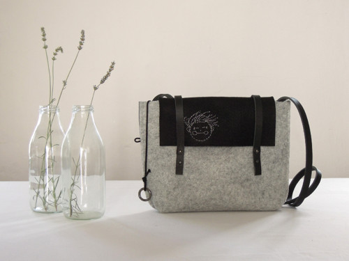 Crossbody Ve větru — foto 3