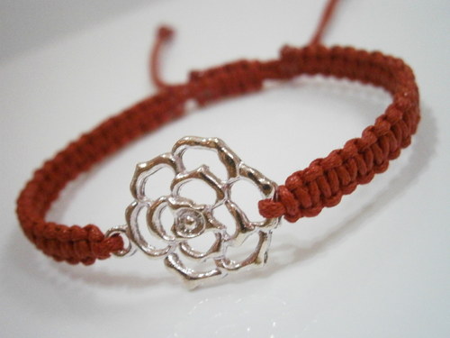 Červený náramek s kytičkou (macramé) — foto 2