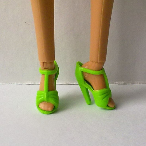 Oblečky pro Barbie - šaty, náhrdelník + botičky — foto 3