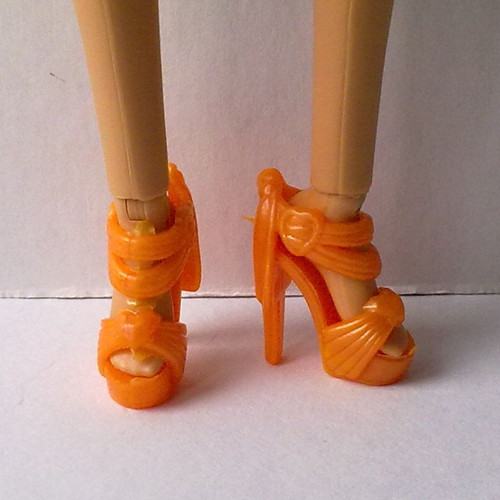 Oblečky pro Barbie - šaty + doplňky — foto 3