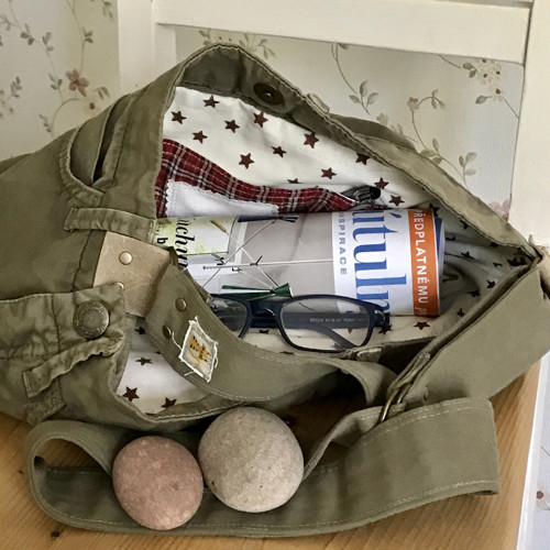 Khaki hobo kabelka se cvočky — foto 2