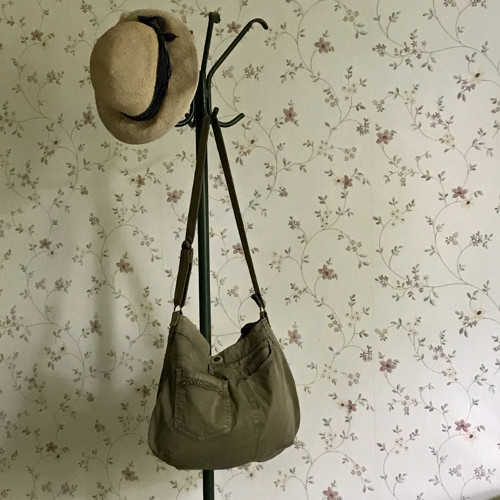 Khaki hobo kabelka se cvočky — foto 3