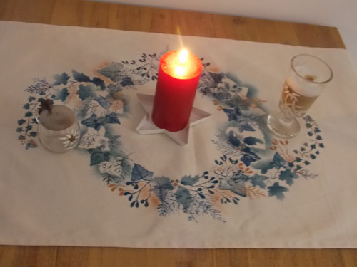 Vánoční běhoun na stůl - jmelí s břečťanem — foto 3