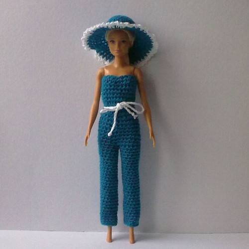 Oblečky pro Barbie - overal, klobouk — foto 3