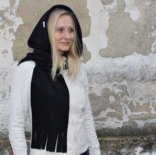 IHNED: HIGH QUALITY Šála s kapucí ČERNÁ — foto 2