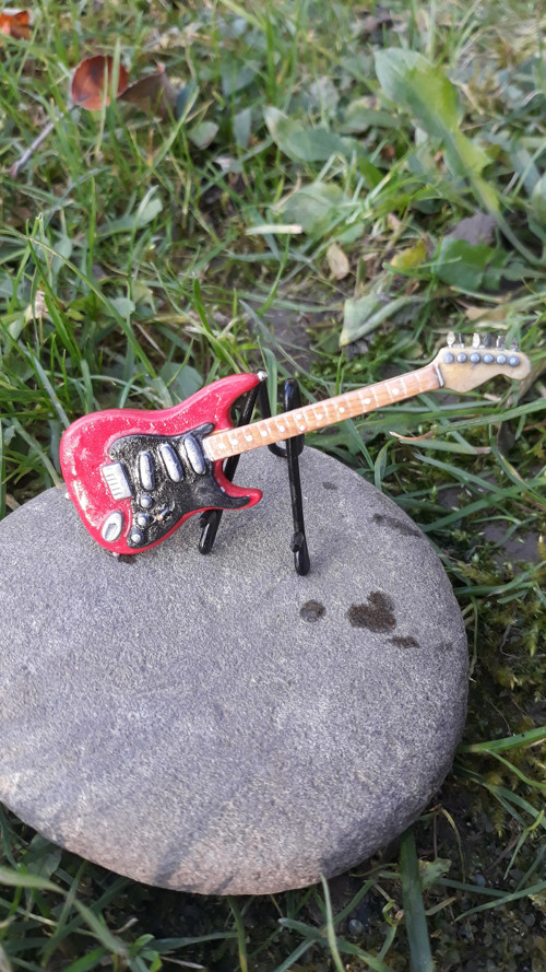 Fender Stratocaster červeno-černý — foto 2