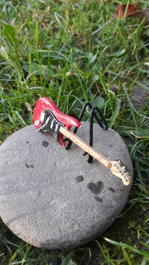 Fender Stratocaster červeno-černý — foto 4