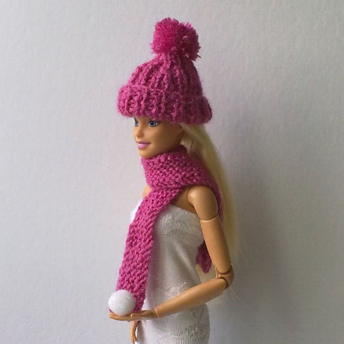 Oblečky pro Barbie - čepice, šála — foto 3