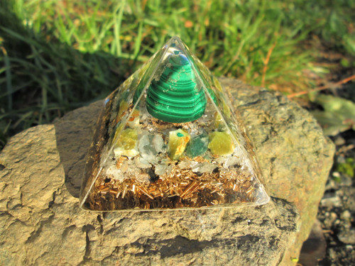 Org. pyramida ,, Životních změn " s malachitem — foto 3