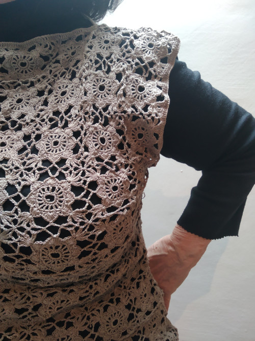 Háčkovaná vesta Helli — foto 2