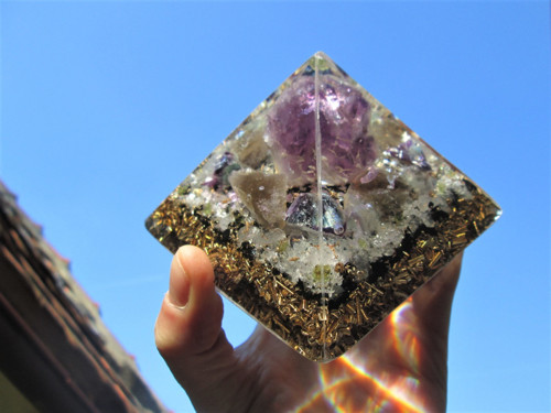 Org. pyramida ,, Vyšší mysli " s ametystem — foto 2