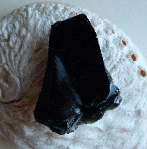 Obsidián černý surový - 5,2 cm — foto 2