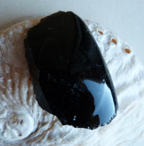 Obsidián černý surový - 5,6 cm — foto 5
