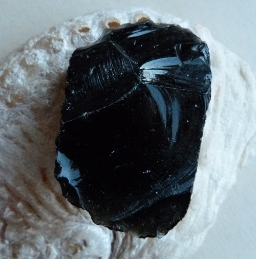 Obsidián černý surový - 5,6 cm — foto 4
