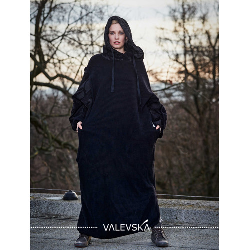 Velký černý svetr s kapucou — foto 2