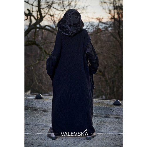 Velký černý svetr s kapucou — foto 3