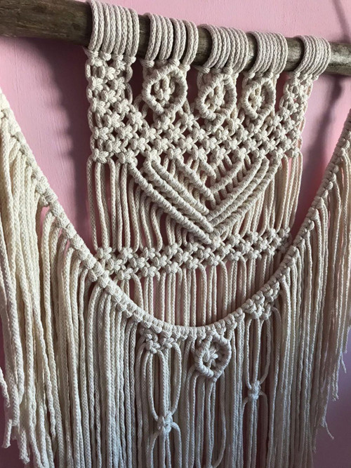 Závěsná macrame dekorace v krémové barvě — foto 3