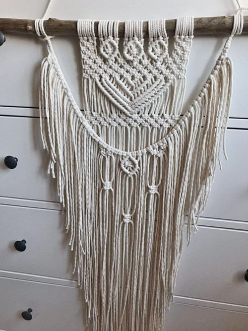 Závěsná macrame dekorace v krémové barvě — foto 2