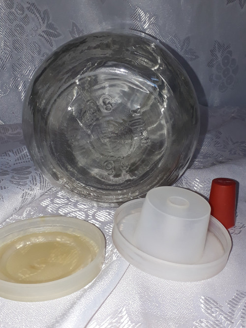 Stará sklenice plus 2 plastové vička... — foto 3